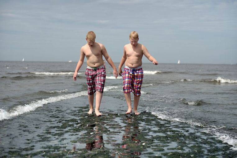 Twee jongens op het strand van Scheveningen. (Joost van den Broek / de Volkskrant) Beeld 
