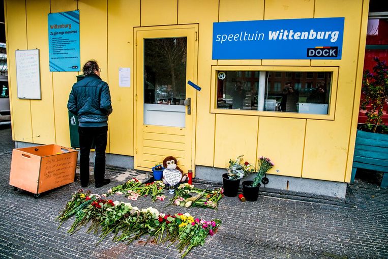 Bloemen op de plek bij wijkcentrum Wittenburg na de dodelijke schietpartij Beeld anp