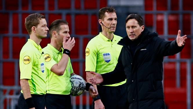 Schmidt uit frustratie richting vierde official: ‘Geef die cup dan meteen aan Ajax’