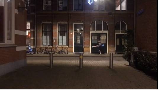 Elke dag, al jarenlang, loopt hij uren door de stad. Oordopjes in, gekleed in een driekwart broek. Pawel schopt tegen papierpropjes, sigarettenpakjes en nog veel meer troep op straat.