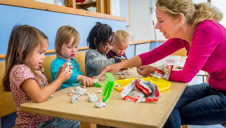 Peuters knutselen tijdens de opening van de eerste peuterschool in Amsterdam in 2014. Beeld anp