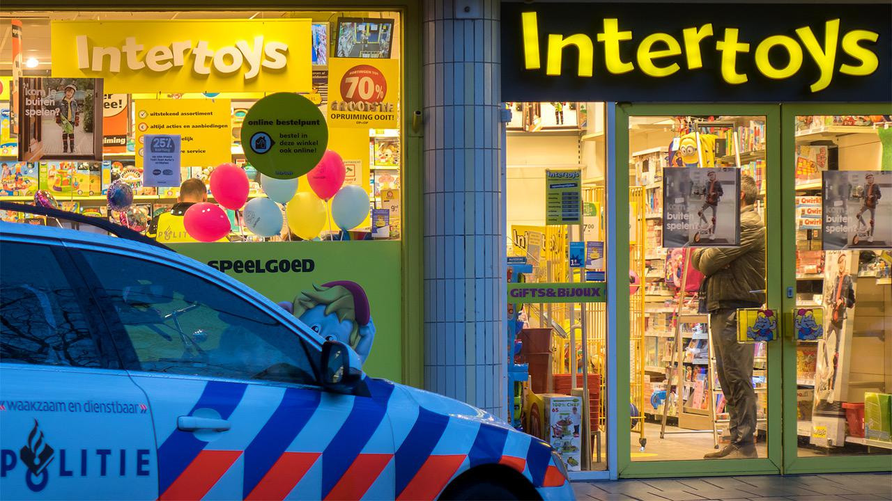 Dierentuin Onderhandelen Imperial Gewapende overval op Intertoys in Oost | Foto | AD.nl