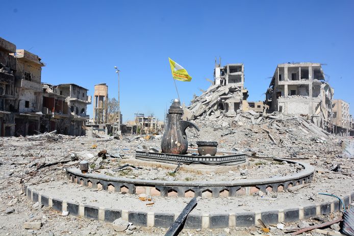 Het vernietigde centrum van Raqqa, Syrië. De stad functioneerde lang als hoofdstad van het kalifaat.