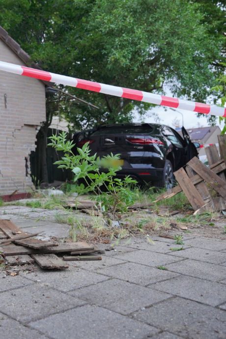 Peperdure elektrische Jaguar ploegt door tuin en ramt woning in Nijmegen