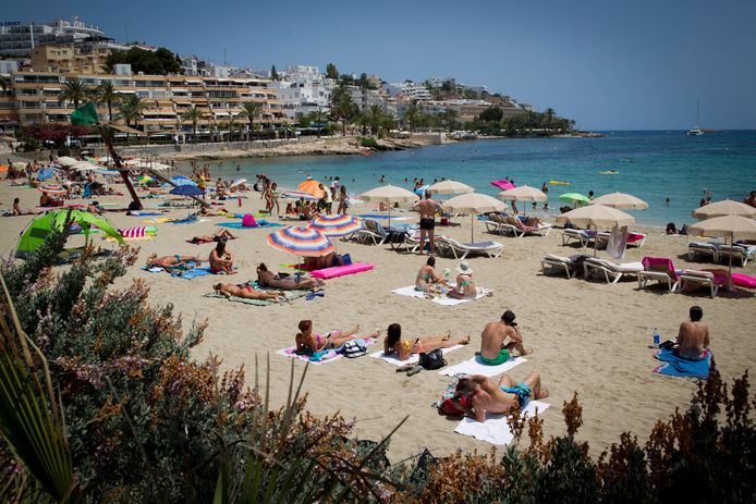 Foto ter illustratie. Strandgangers op Ibiza.