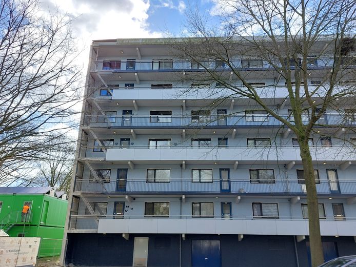 De wind kreeg zondag vat op de flat Minstreel aan de Anna van Schuurmanstraat Oss. Enkele boeiboorden braken af en dreigden naar beneden te storten.