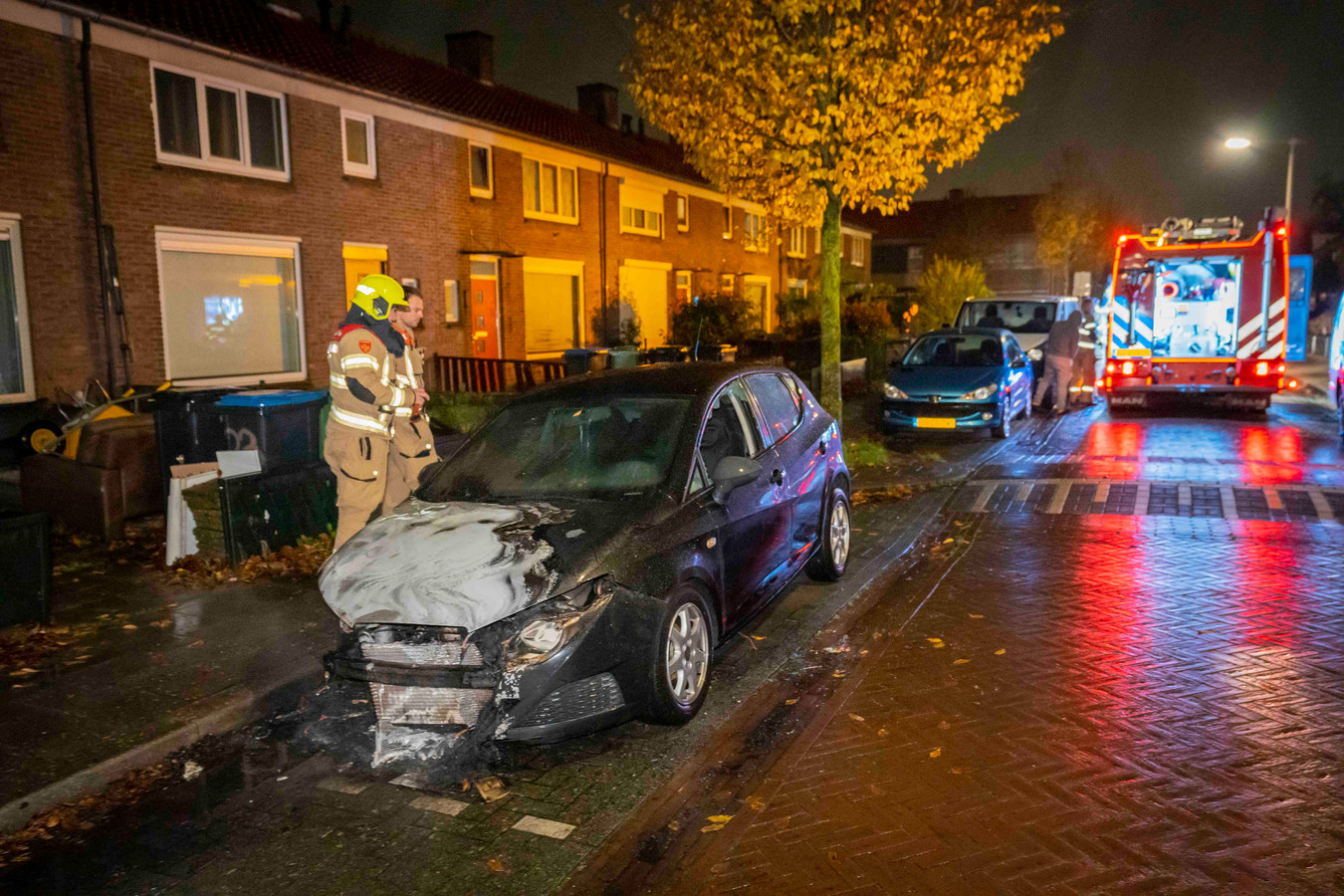 Wéér drie autobranden in een nacht in ArnhemZuid Foto gelderlander.nl