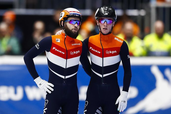 Sjinkie Knegt en Sven Roes (R) na de finale op de 5000 meter relay tijdens de ISU World Cup Finale Shorttrack.