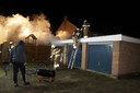 Brand slaat over naar garageboxen Vlijmen.