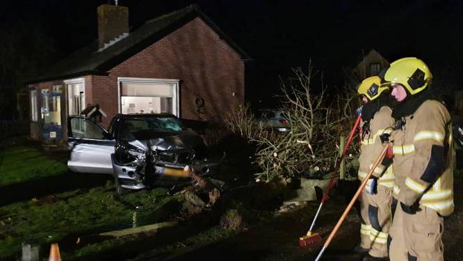 Auto eindigt in Giessenburgse voortuin bij nachtelijk ongeval