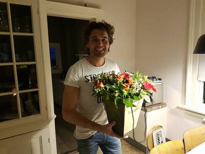 Man die bij verwarde Nijmegenaar op rug sprong, krijgt bloemetje