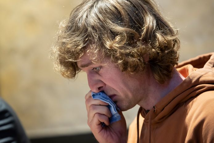 Toon Aerts houdt het niet droog tijdens persconferentie.