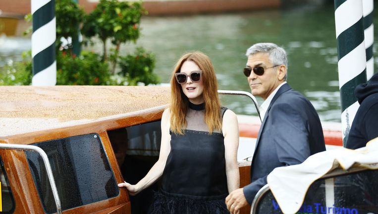 Actrice Julianne Moore en George Clooney in Venetië Beeld getty