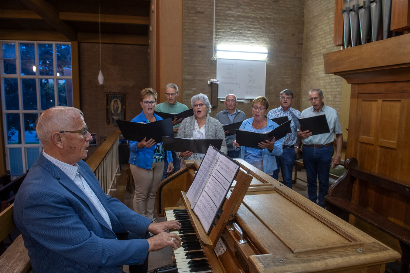 het-wordt-stil-in-neerkant-organist-theo-speelt-na-65-jaar-zijn