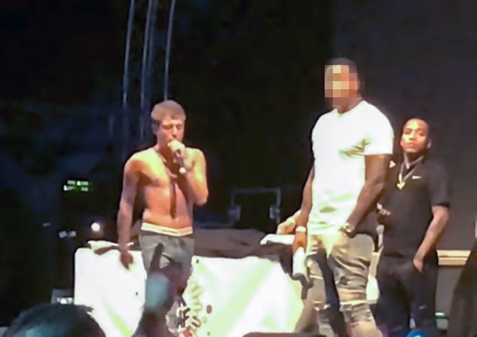 Een optreden van Lil Kleine in 2018 waar hij een bodyguard had meegenomen tegen biergooiers. De beveiliger/lijfwacht , geblurd en rechts op de foto, is gearresteerd.