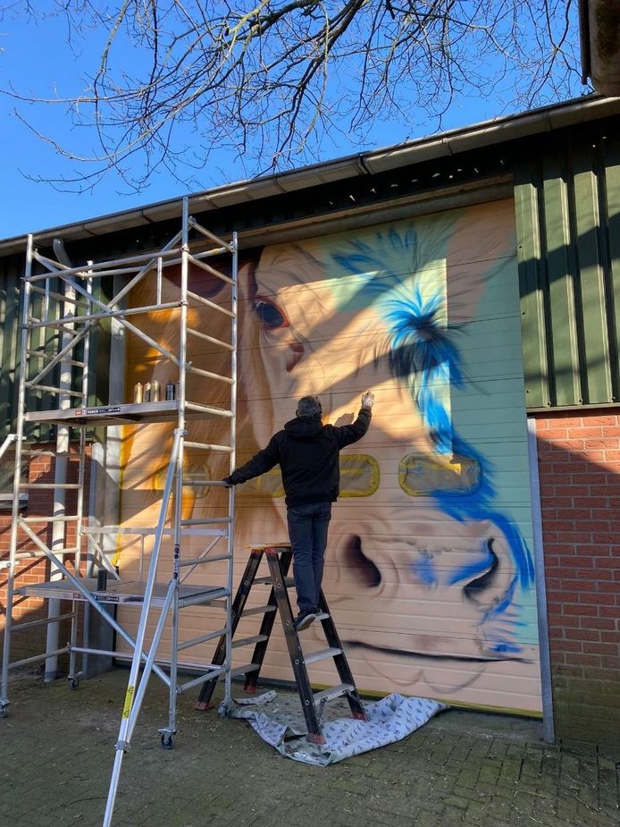 Kunstenaar Bart Boudewijns aan het werk in op het terrein van Koeientuin Kraanswijk in de buurtschap Zwolle.