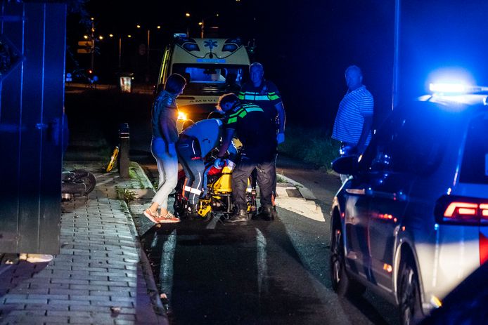 Ambulancepersoneel ontfermt zich over het slachtoffer in Etten.