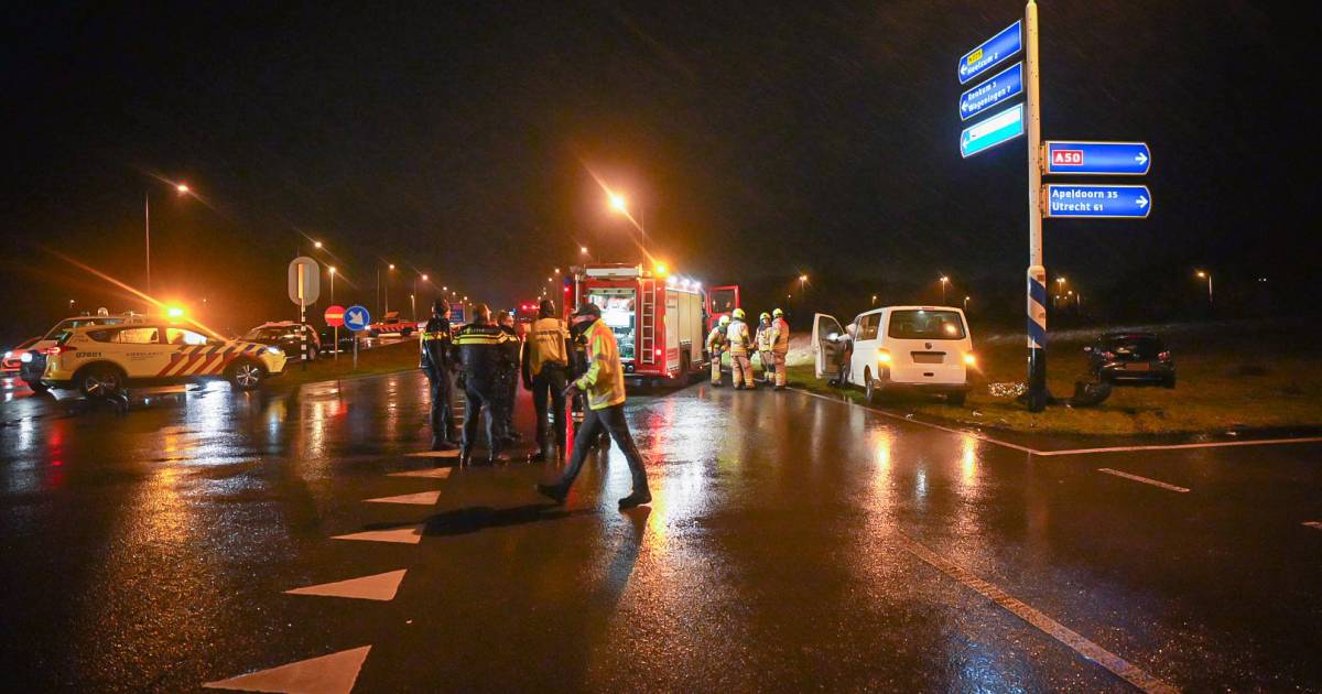 Drie gewonden bij botsing bestelbus en auto bij A50-oprit.