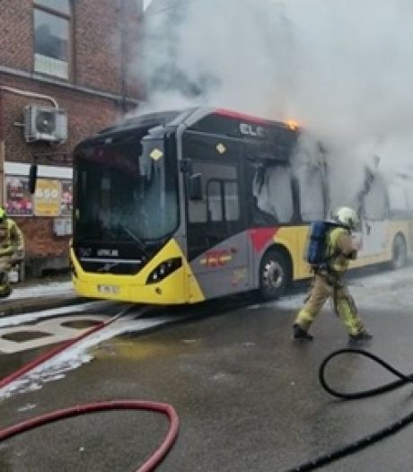 Les images impressionnantes d’un bus hybride du Tec qui prend feu à Charleroi