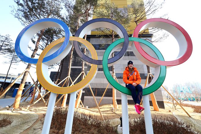 Suzanne Schulting poseert in de olympische ringen