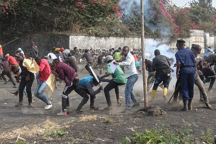 Demonstranten clashen met politieagenten in Sake, zo'n 24 kilometer ten westen van Goma.