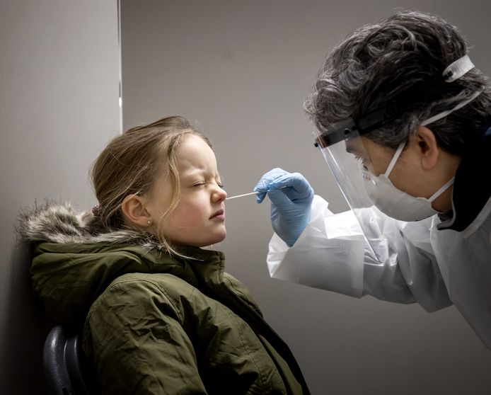 Een meisjes uit de gemeente Lansingerland wordt getest op het coronavirus.