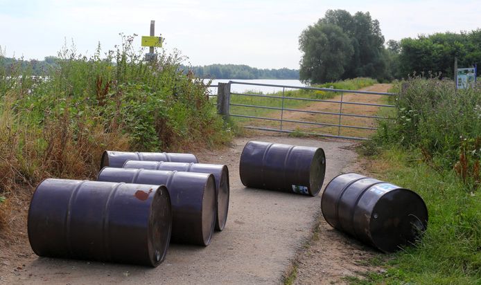 Vaten met 1200 liter chemisch drugsafval in 2018 op de Gementweg in Hedel.