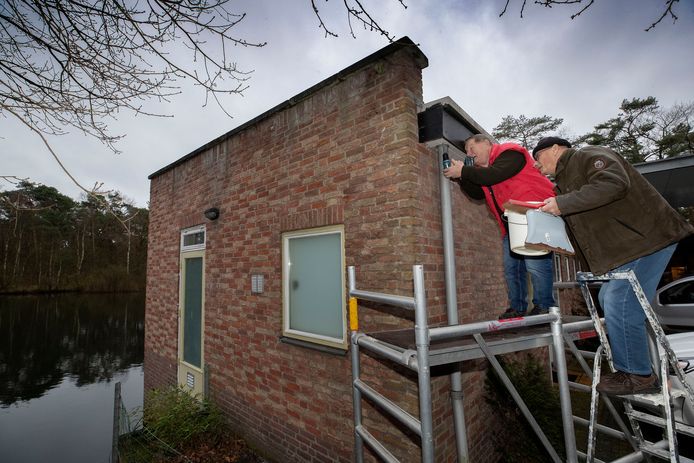 Het Wolders Ven maakt zich op voor het voorjaar, met dank aan de twee vrijwilligers Peter van den Berg en Tini Mommers.