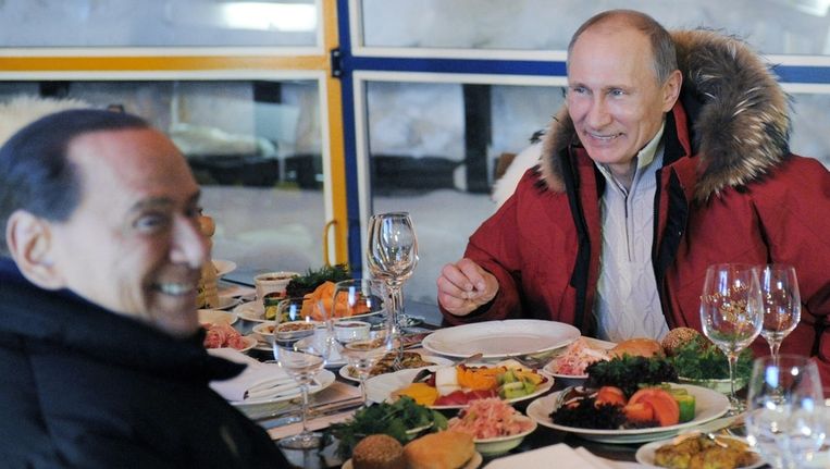 Berlusconi en Poetin tijdens hun diner in Sochi. Beeld ap