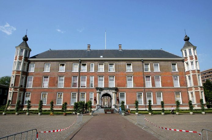 De hoogste baas van de grensbewaking wordt verdacht van mishandeling van een cadet van de Koninklijk Militaire Academie. Op de foto het KMA-gebouw in Breda.