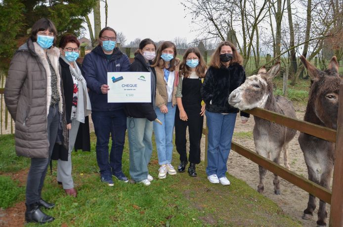 Een delegatie van de internen van Stella Matutina ging de symbolische cheque in De Kleppe overhandigen.