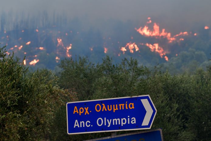 Een grote bosbrand nabij het dorp Platanos, dicht bij het antieke Olympia