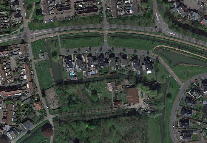 Ten zuiden van de vrijstaande woningen aan de Componistenlaan ligt het perceel aan de Lingsesdijk waarop de nieuwbouw is gepland. Er staat nu twee bedrijfswoningen en bedrijfsgebouwen.