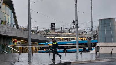 Man op trolleybuskabels in Nederland weerstaat waterspuit, taser en rubberkogels: pas na 3 uur is hij overmeesterd