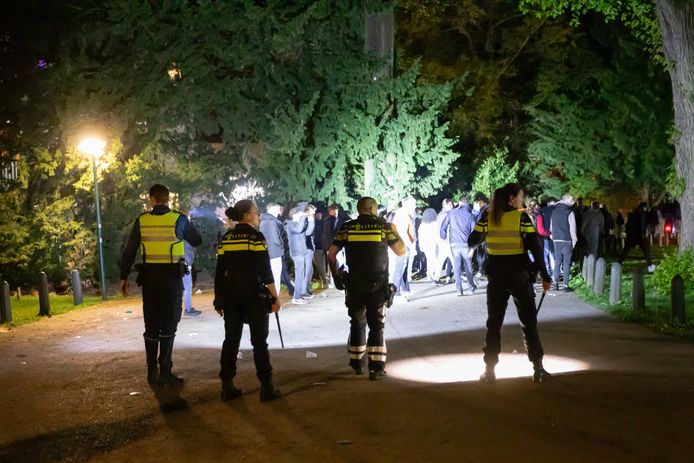 In de Pekingtuin in Baarn zag de politie zich gedwongen charges uit te voeren, toen een aantal jongeren weigerde te vertrekken na afloop van het feest.