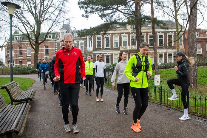 Susan Krumins (rechts) geeft in het Kronenburgerpark een clinic voor deelnemers aan de Stevensloop.