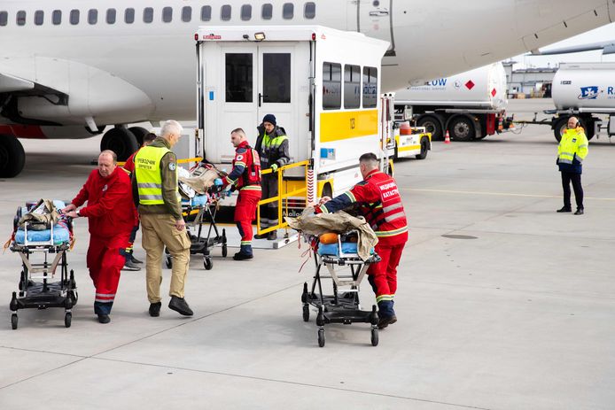 De passagiers worden op de Europese luchthavens opgewacht door medische teams die klaarstaan om hen verder te verzorgen.