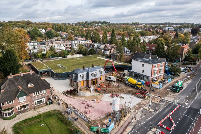 Hoogvliet in aanbouw in Arnhem, met een omvangrijk groen dak. Op de voorgrond Villa Curnonski en rechts de woningen en winkels in de voormalige garage van Hegeman.