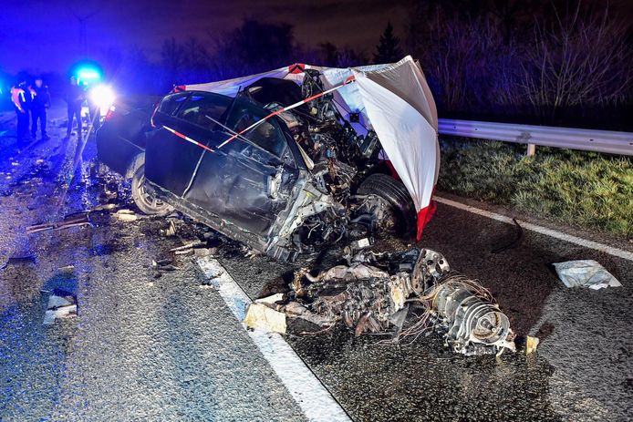 De wagen van Jan werd door de klap bijna in twee gespleten, na het ongeval bleef nog maar weinig van de BMW over.