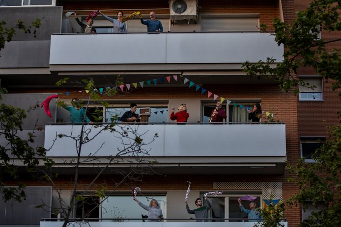 Bewoners in Barcelona halen instrumenten, slingers en sjaals boven ter steun van de medische medewerkers.