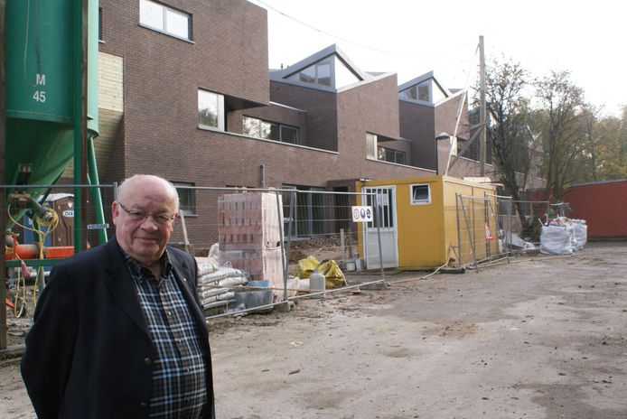Karel Goossens in 2009 op  de werf van Hof Ter Elst, één van de sociale woonprojecten dat gerealiseerd werd onder zijn voorzitterschap door Woonpunt Zennevallei.
