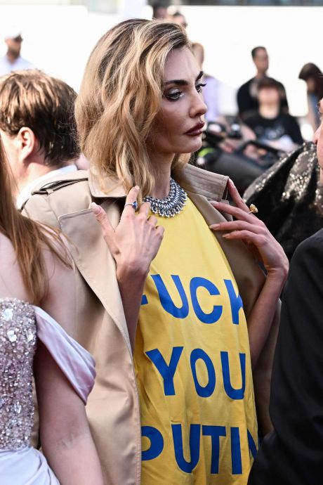 “F*** you Putin” : un mannequin fait passer un message sur les marches du festival de Cannes
