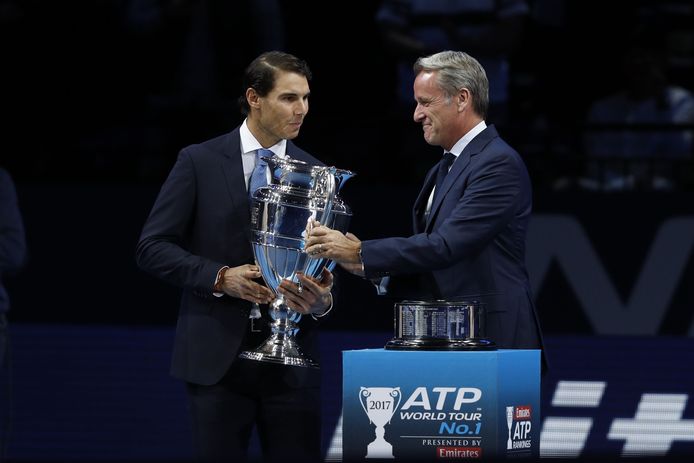 Nadal krijgt de ATP-trofee overhandigd voor het nummer één op de wereldranking.