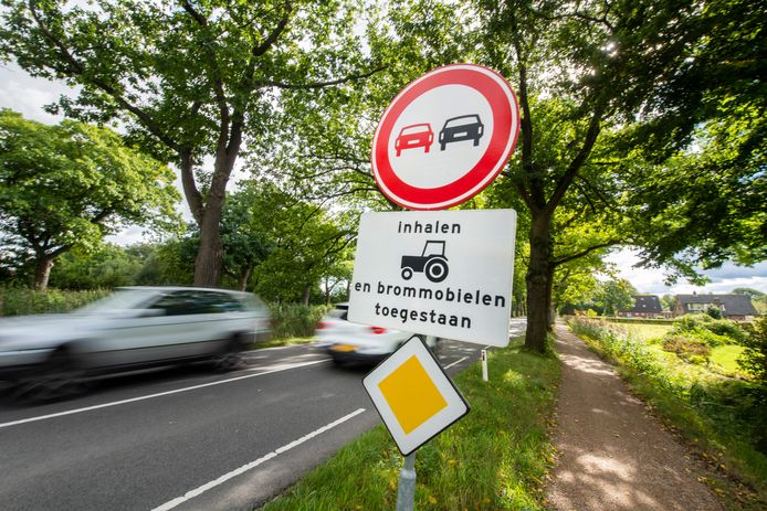 Sinds begin oktober geldt een volledig inhaalverbod op de weg langs het Apeldoorns kanaal. Ook een trekker of brommobiel passeren is uit den boze.