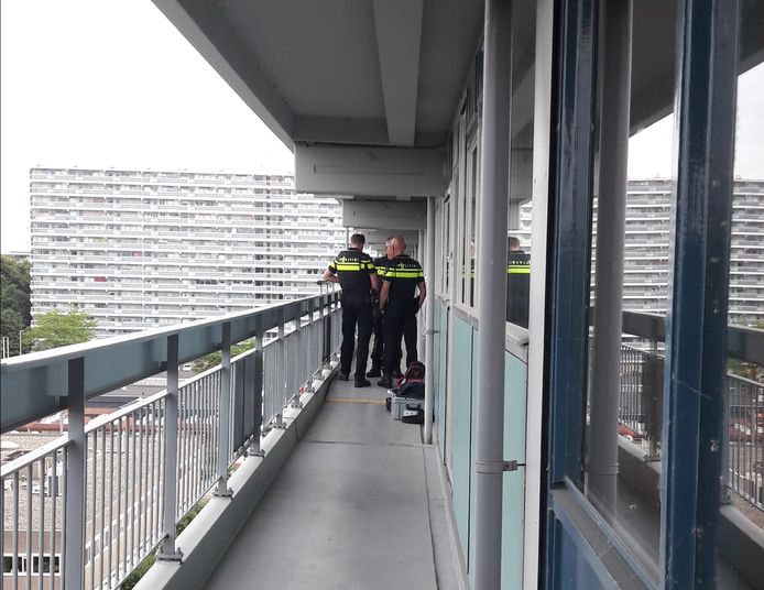 Agenten hielden gisteren de wacht bij de flatwoning terwijl medewerkers van de afdeling Forensische Opsporing onderzoek deden.