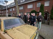Meer groen in de stad? Natuur neemt langzaam bezit van oude Volvo in Eindhoven