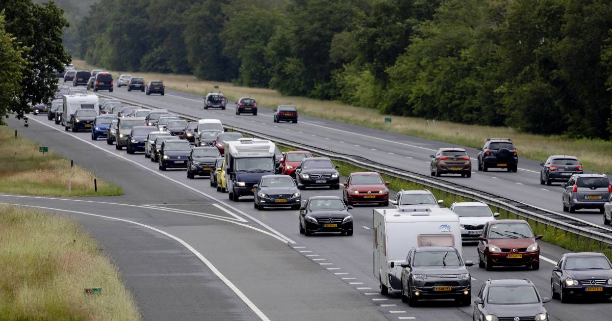 Ongeluk op A1: rijstroken dicht ter hoogte van Deventer, 12 kilometer file.