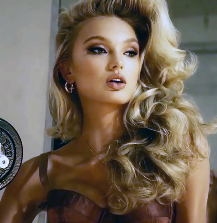 Romee Strijd doet sensuele workout in lingerie  Show  AD.nl