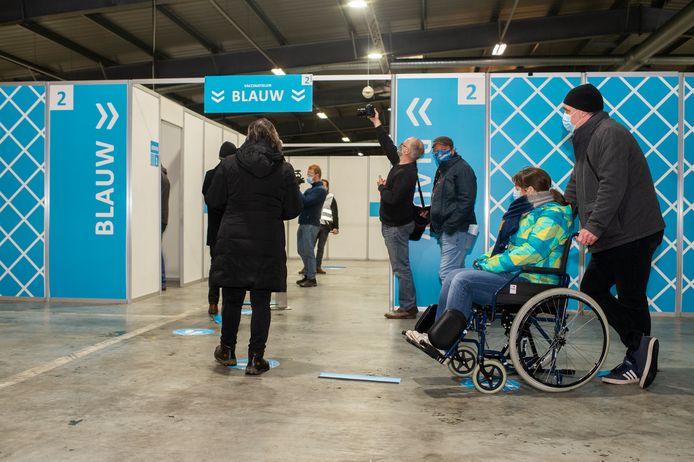 Deze vrijwilligers testten donderdag de werking van het vaccinatiecentrum uit.