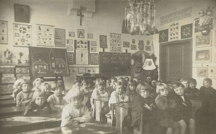 Klasfoto van het eerste leerjaar Mariaschool Kapucijnen uit 1930.
